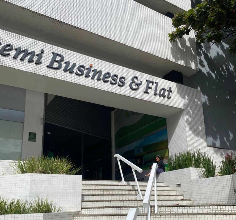 Entrada do Edifício Iguatemi Business na Rua da Alfazema, com a escada de acesso ao térreo