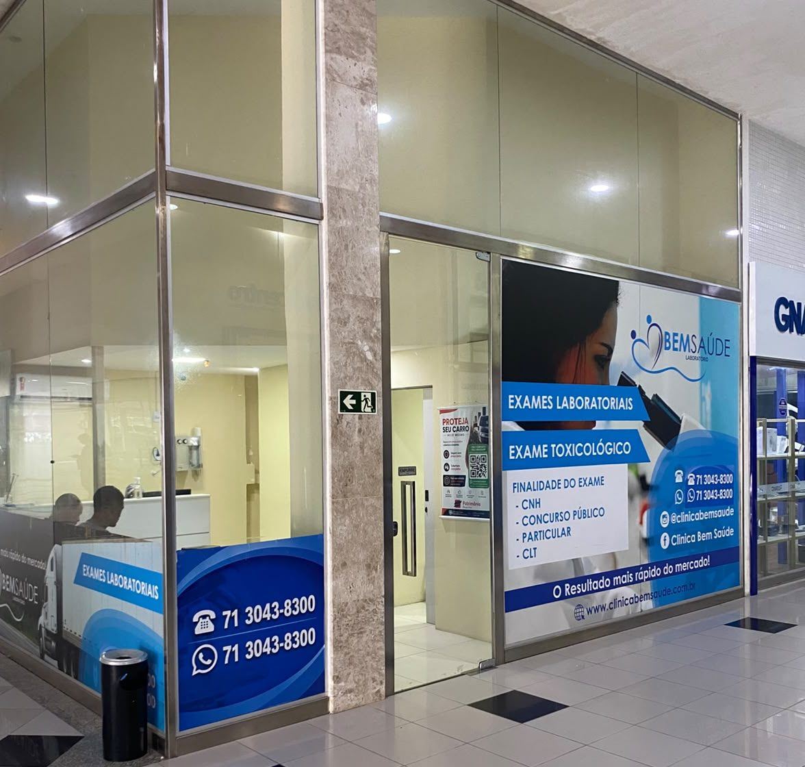 Vitrine do Laboratório Bem Saúde no corredor do Edifício Iguatemi Business, com o painel de exame toxicológico para CNH, concurso público, particular e CLT