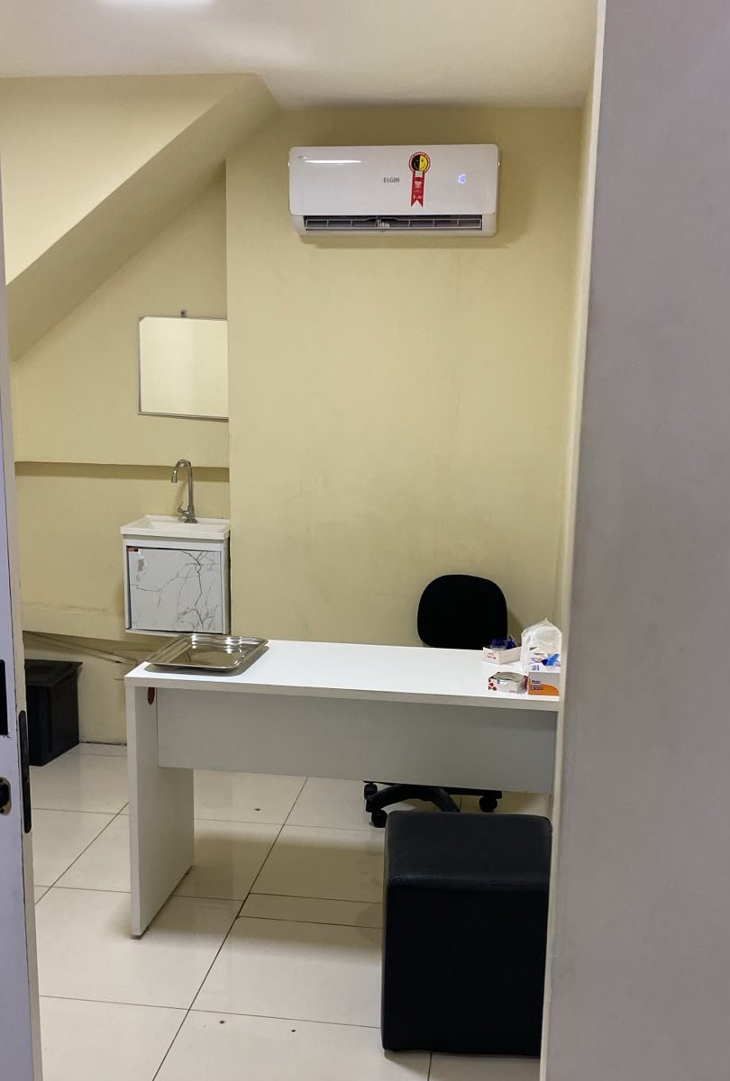 Sala reservada de coleta do Laboratório Bem Saúde, com bancada, pia e material de coleta